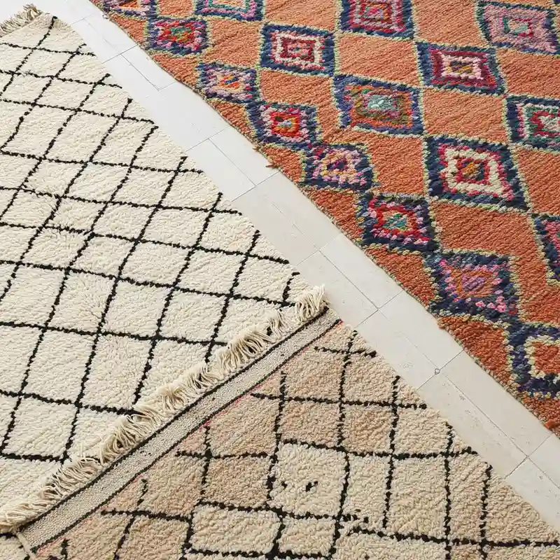 Comparaison de quatre tapis berbères authentiques côte à côte : Beni Ouarain, Azilal, Mrirt et Kilim