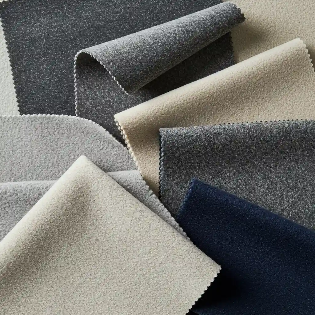 Échantillons de tissus pour rideaux thermiques disposés en éventail, montrant velours, polyester et laine