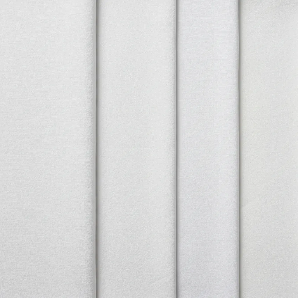 Échantillons de tissus coton pour chemise blanche côte à côte — popeline, oxford et twill — vue de dessus révélant les différentes textures de tissage